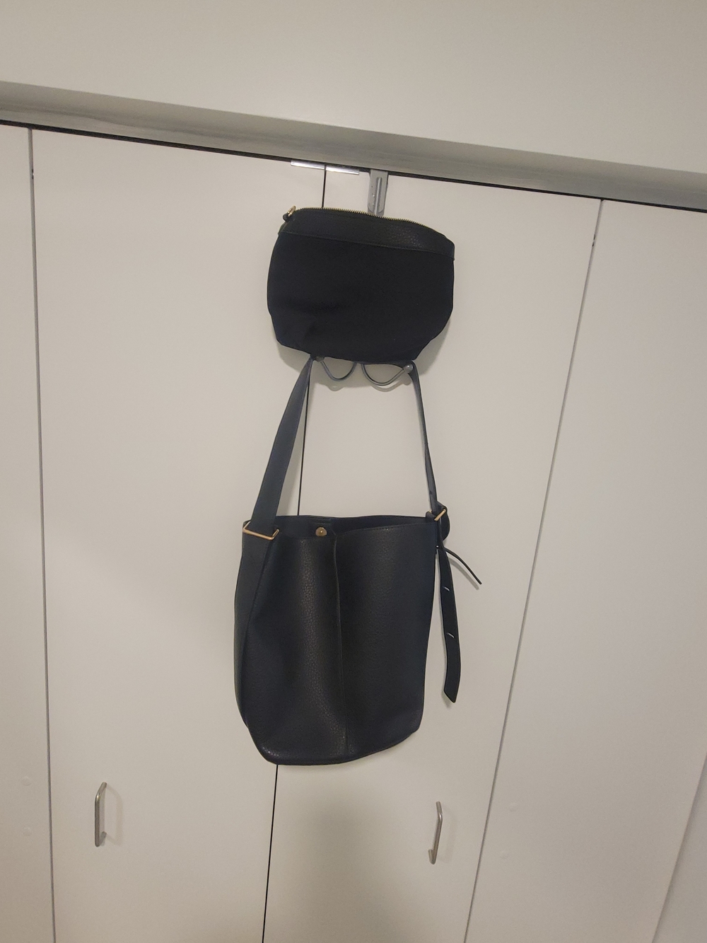 Classic Black Pebbled Leather Bucket Shoulder Bag w/Zip Pouch Insert
